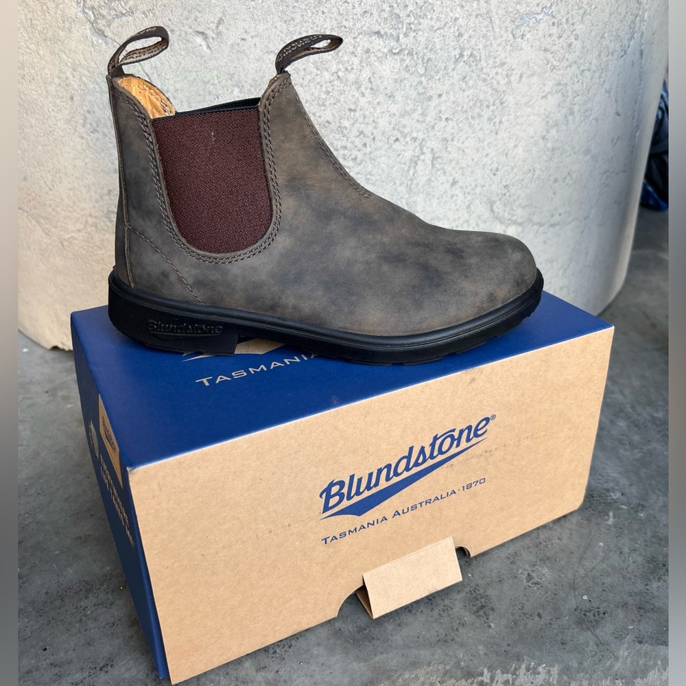 NWT Rustic Brown Blundstone Kids Elastic Sided Boots Size: 2 AUS/UK